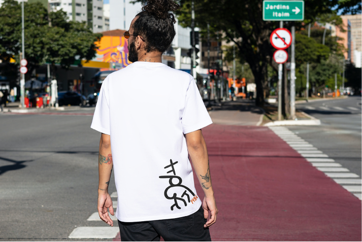 Tシャツを着た男性